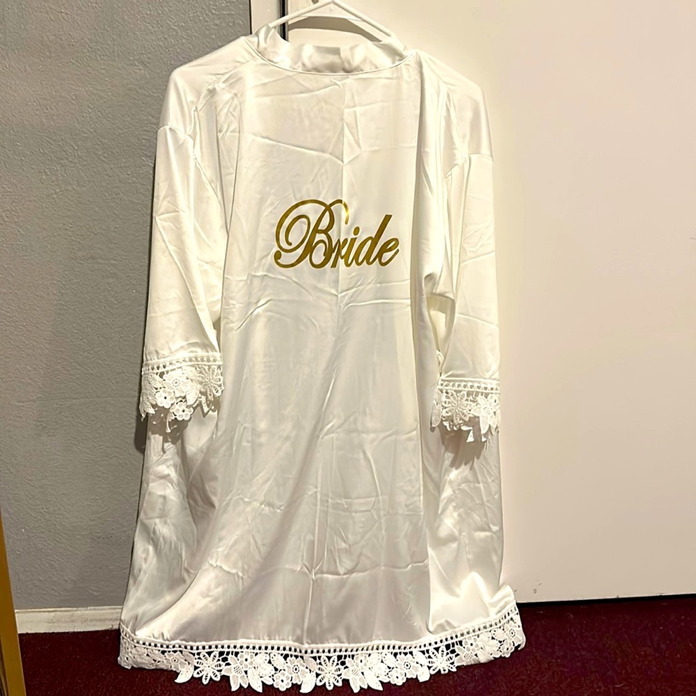 Bride silky robe in white and gold